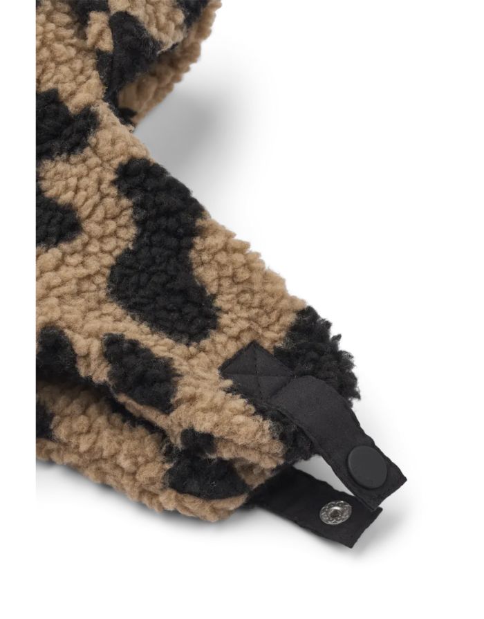 Pilotenmütze Teddy Bravo von Liewood in Mega Leo/Oat Mix aus 100% recyceltem, OEKOTEX®-zertifiziertem Polyester, mit Ohrenklappen und Kinnverschluss.
