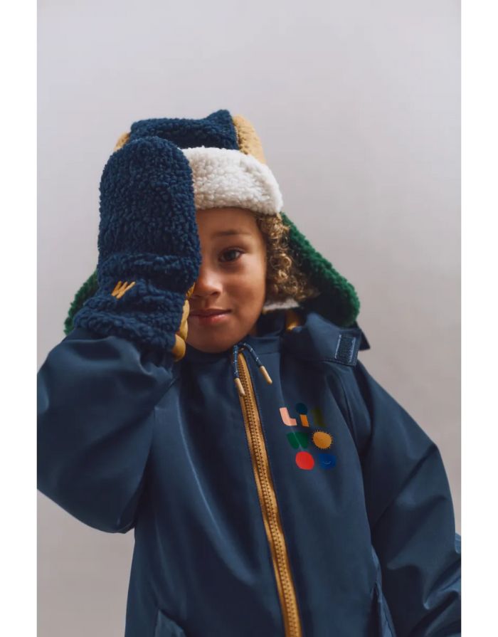 Warme Teddy-Fäustlinge Grethe von Liewood in navy blue Mix, aus 100% recyceltem Polyester gefertigt.