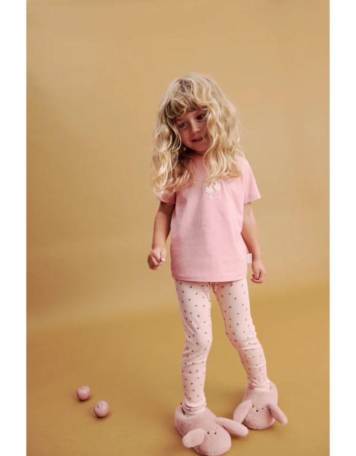Gerippte Kinderleggings Marien von Liewood im Mini Cherry Heart/Rosey Design aus weicher Bio-Baumwolle.