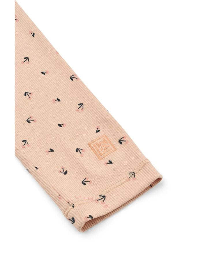Gerippte Kinderleggings Marien von Liewood im Mini Cherry Heart/Rosey Design aus weicher Bio-Baumwolle.