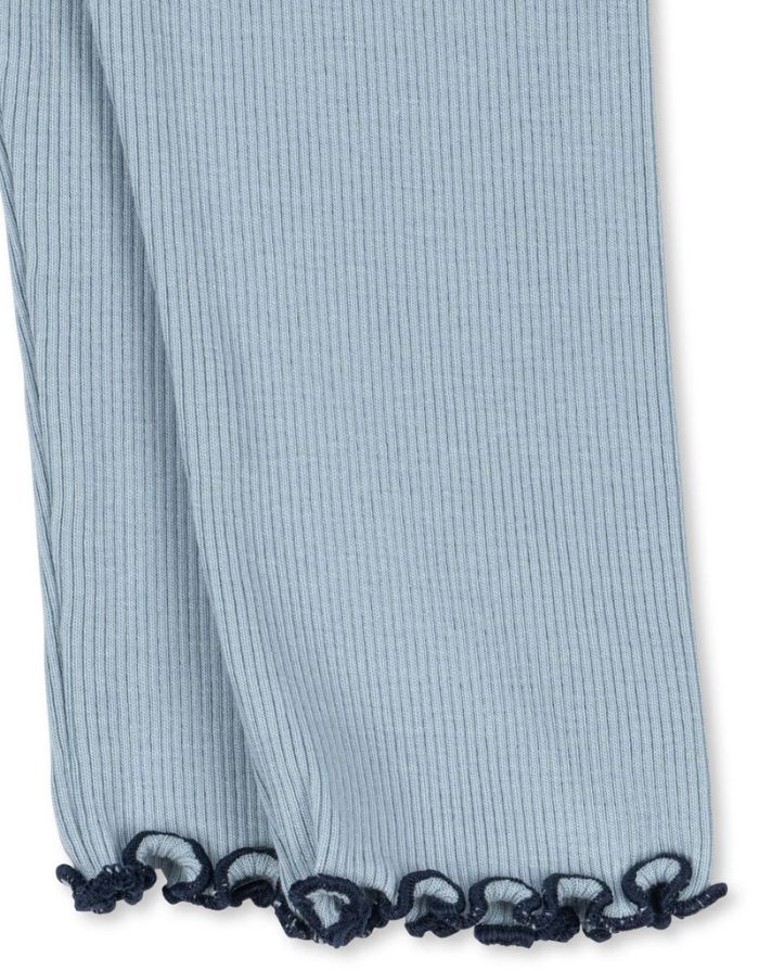 Konges Sløjd Schlafanzug Rivi Rib Set in Blue Fog, zweiteilig aus Bio-Baumwolle, Modal und Elastan.