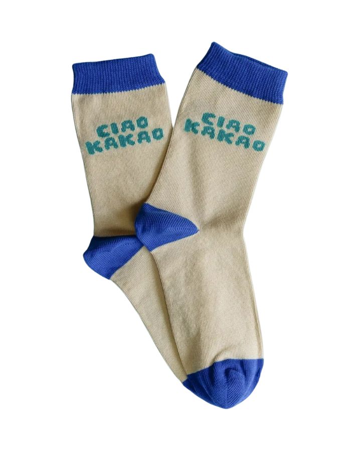 Bunte Einschulungssocken von Tiny Day mit Schriftzug „Ciao Kakao“ in Beige, Grün und Blau.