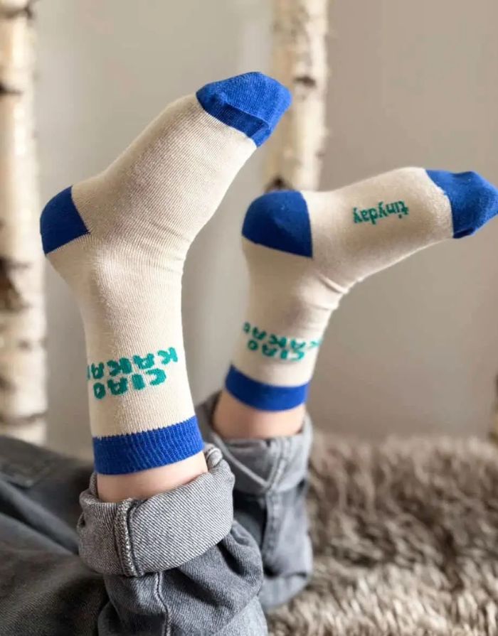 Bunte Einschulungssocken von Tiny Day mit Schriftzug „Ciao Kakao“ in Beige, Grün und Blau.