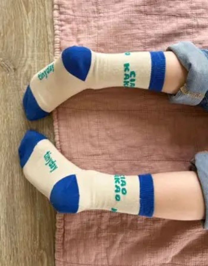 Bunte Einschulungssocken von Tiny Day mit Schriftzug „Ciao Kakao“ in Beige, Grün und Blau.