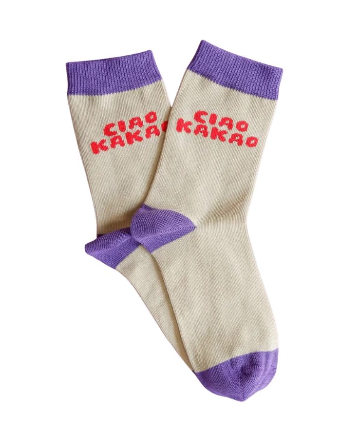 Bunte Einschulungssocken von Tiny Day mit Schriftzug „Ciao Kakao“ in Beige, Rot und Lila