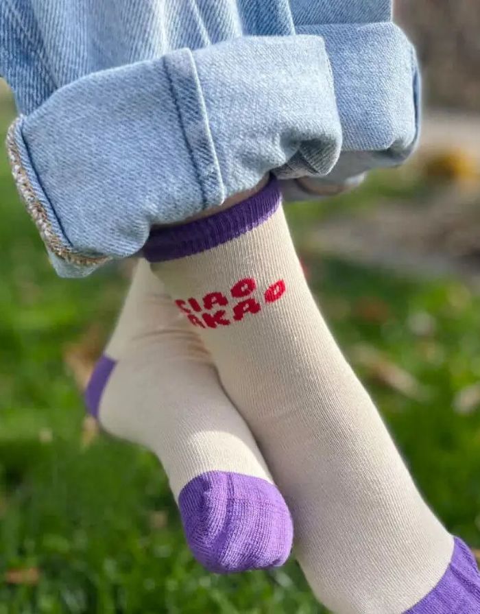 Bunte Einschulungssocken von Tiny Day mit Schriftzug „Ciao Kakao“ in Beige, Rot und Lila