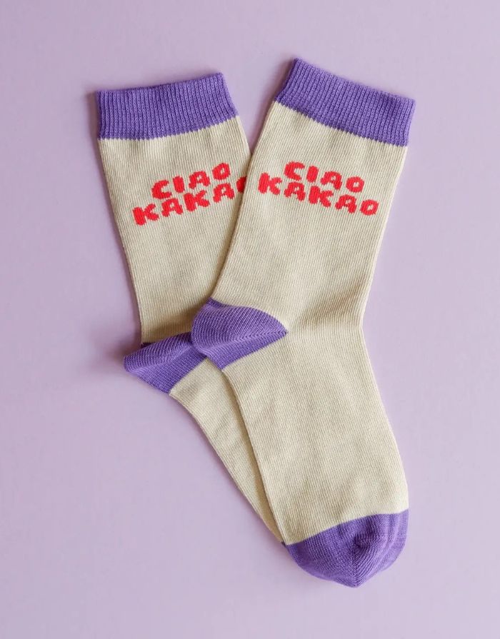 Bunte Einschulungssocken von Tiny Day mit Schriftzug „Ciao Kakao“ in Beige, Rot und Lila