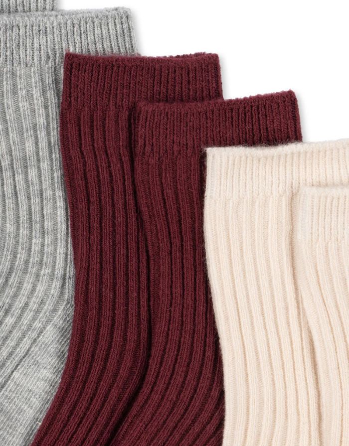 Drei Paar klassische Rib-Socken für Kinder in gedeckten Farben, aus weicher Baumwollmischung, zertifiziert nach OEKO-TEX, von Konges Sløjd.