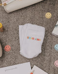 Weiße Eulenschnitt Socken „Schulkind“ mit buntem Schriftzug auf der Ferse und weichen Bündchen für Kinder