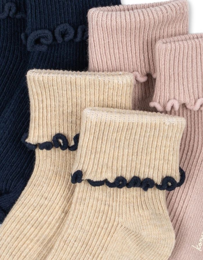 Konges Sløjd Kinder Socken Rib Frill 3er-Set in Navy, Cream und Blush mit Rüschenabschluss.