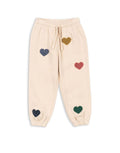 Beige-rosefarbene Lou Sweatpants von Konges Sløjd mit bunten Herzen und elastischem Bund.