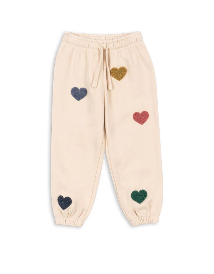 Beige-rosefarbene Lou Sweatpants von Konges Sløjd mit bunten Herzen und elastischem Bund.