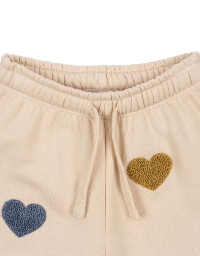 Beige-rosefarbene Lou Sweatpants von Konges Sløjd mit bunten Herzen und elastischem Bund.