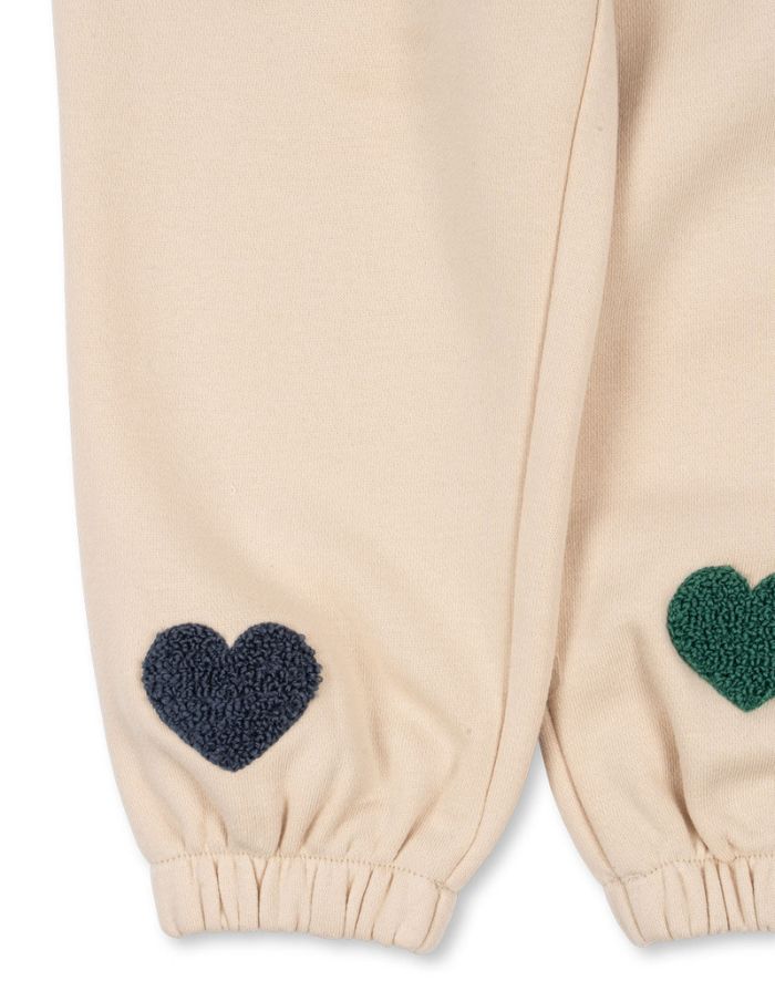 Beige-rosefarbene Lou Sweatpants von Konges Sløjd mit bunten Herzen und elastischem Bund.