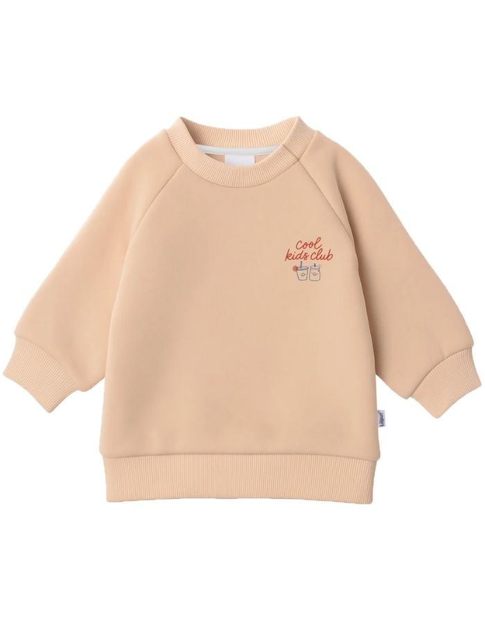Liliput Oversize Sweatshirt Cool Kids Club für Kinder mit Frontprint und großem „Powered by Vitamins &amp; Adventure“-Rückenprint.