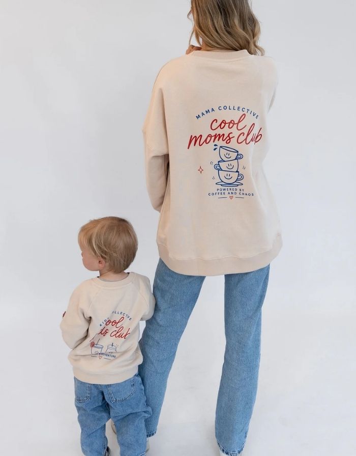 Liliput Oversize Sweatshirt Cool Kids Club für Kinder mit Frontprint und großem „Powered by Vitamins &Adventure“-Rückenprint, am Model.