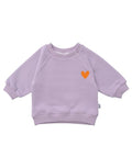 Liliput Childhood Oversize Sweatshirt für Kinder in Flieder mit kleinem Herz auf der Vorderseite und großem typografischem Rückenprint, von vorne.