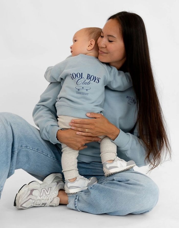 Liliput Childhood Oversize Sweatshirt für Kinder in Hellblau mit kleinem Schriftzug auf der Vorderseite und großem typografischem Rückenprint.