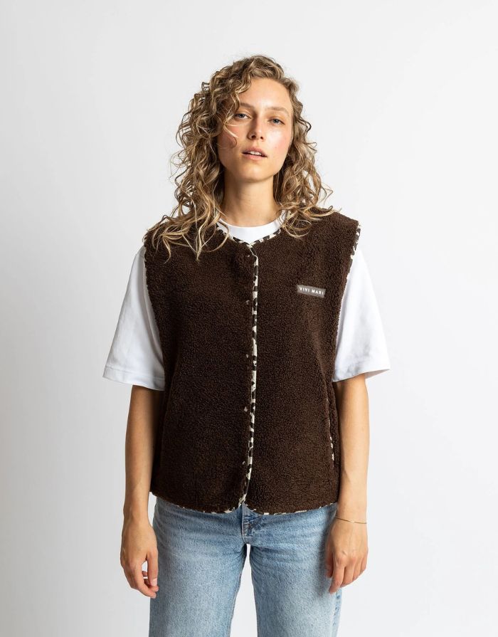 Teddy Fleece Weste Chocolate von VIVI MARI, kuscheliges Fleece, Loose-Fit, mit Druckknopfleiste und zwei Paspeltaschen, nachhaltig aus recyceltem Polyester
