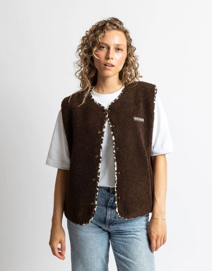 Teddy Fleece Weste Chocolate von VIVI MARI, kuscheliges Fleece, Loose-Fit, mit Druckknopfleiste und zwei Paspeltaschen, nachhaltig aus recyceltem Polyester

