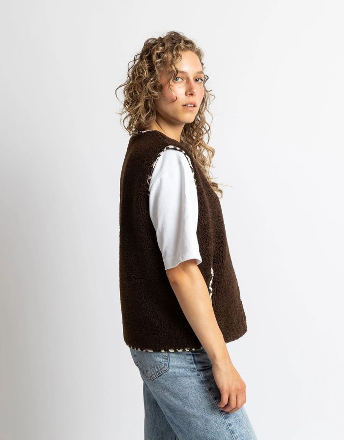 Teddy Fleece Weste Chocolate von VIVI MARI, kuscheliges Fleece, Loose-Fit, mit Druckknopfleiste und zwei Paspeltaschen, nachhaltig aus recyceltem Polyester
