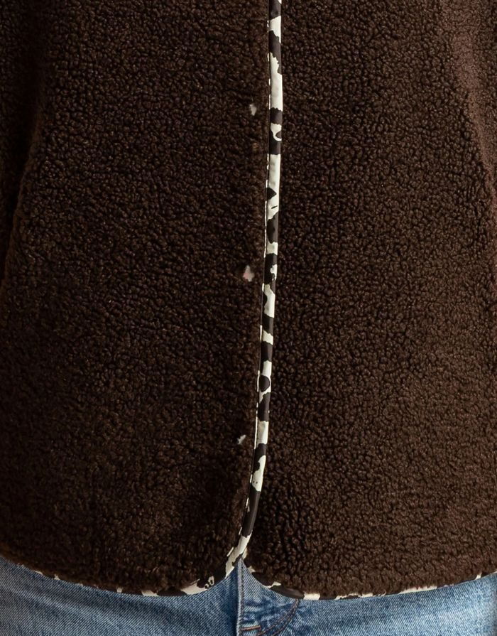 Teddy Fleece Weste Chocolate von VIVI MARI, kuscheliges Fleece, Loose-Fit, mit Druckknopfleiste und zwei Paspeltaschen, nachhaltig aus recyceltem Polyester
