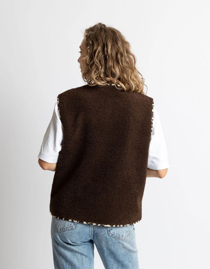 Teddy Fleece Weste Chocolate von VIVI MARI, kuscheliges Fleece, Loose-Fit, mit Druckknopfleiste und zwei Paspeltaschen, nachhaltig aus recyceltem Polyester

