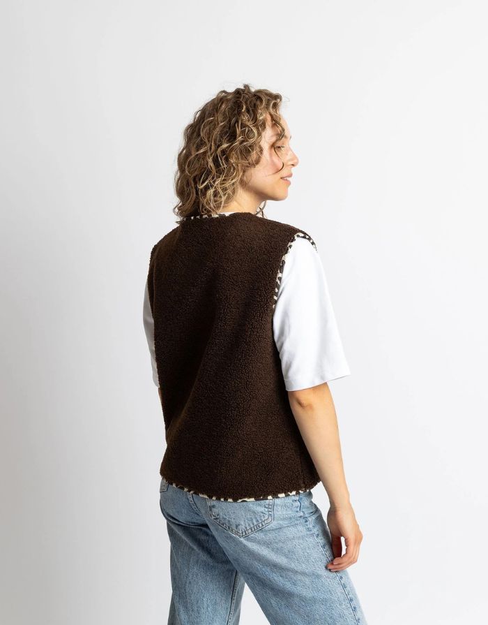 Teddy Fleece Weste Chocolate von VIVI MARI, kuscheliges Fleece, Loose-Fit, mit Druckknopfleiste und zwei Paspeltaschen, nachhaltig aus recyceltem Polyester

