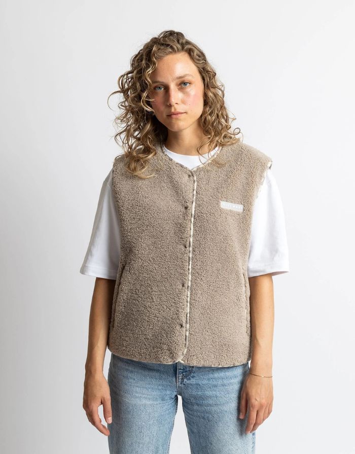 Teddy Fleece Weste in Mushroom von VIVI MARI, loose fit, flauschiges Innenmaterial, zwei Paspeltaschen, dezente Leo-Details, nachhaltig aus 100 % recyceltem Polyester.