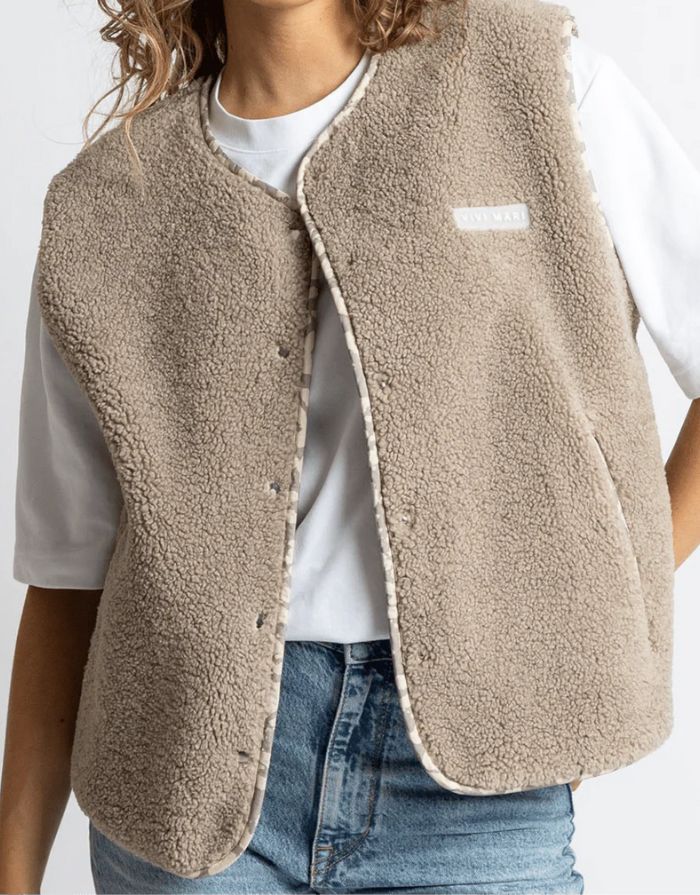 Teddy Fleece Weste in Mushroom von VIVI MARI, loose fit, flauschiges Innenmaterial, zwei Paspeltaschen, dezente Leo-Details, nachhaltig aus 100 % recyceltem Polyester.
