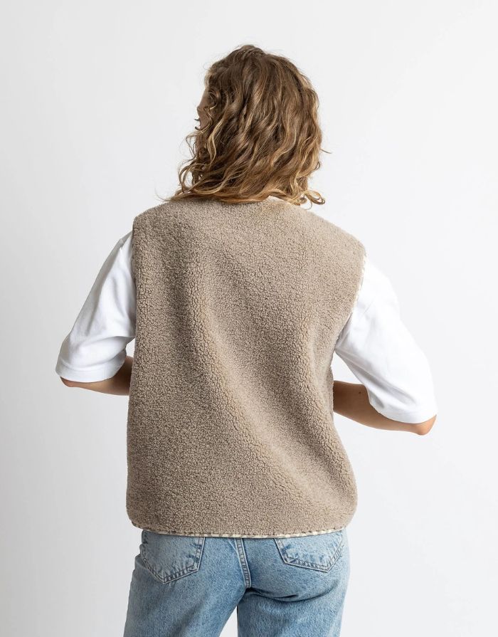 Teddy Fleece Weste in Mushroom von VIVI MARI, loose fit, flauschiges Innenmaterial, zwei Paspeltaschen, dezente Leo-Details, nachhaltig aus 100 % recyceltem Polyester.