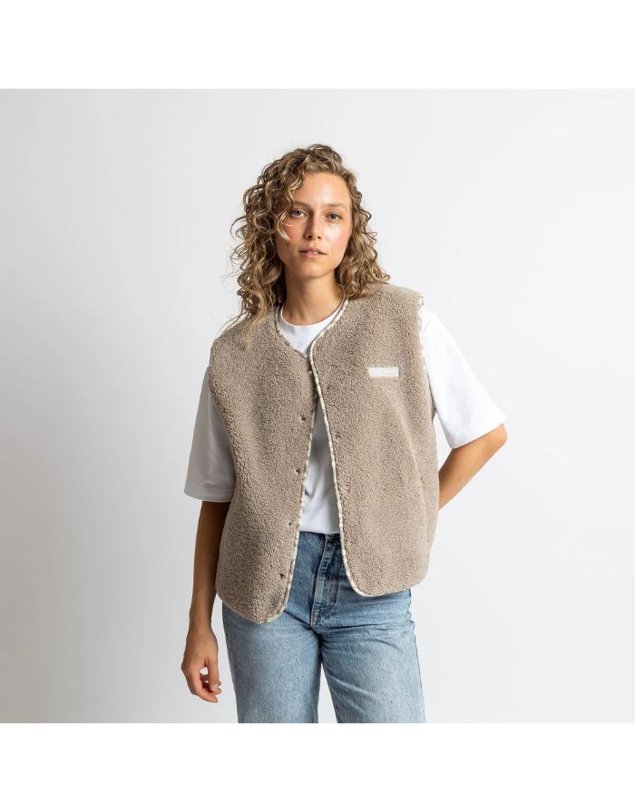 Teddy Fleece Weste in Mushroom von VIVI MARI, loose fit, flauschiges Innenmaterial, zwei Paspeltaschen, dezente Leo-Details, nachhaltig aus 100 % recyceltem Polyester.
