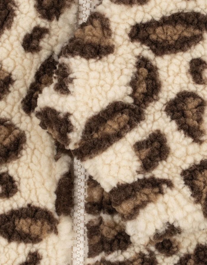 Konges Sløjd Teddyjacke Jody Leo aus recyceltem Polyester mit hohem Kragen und Reißverschluss.