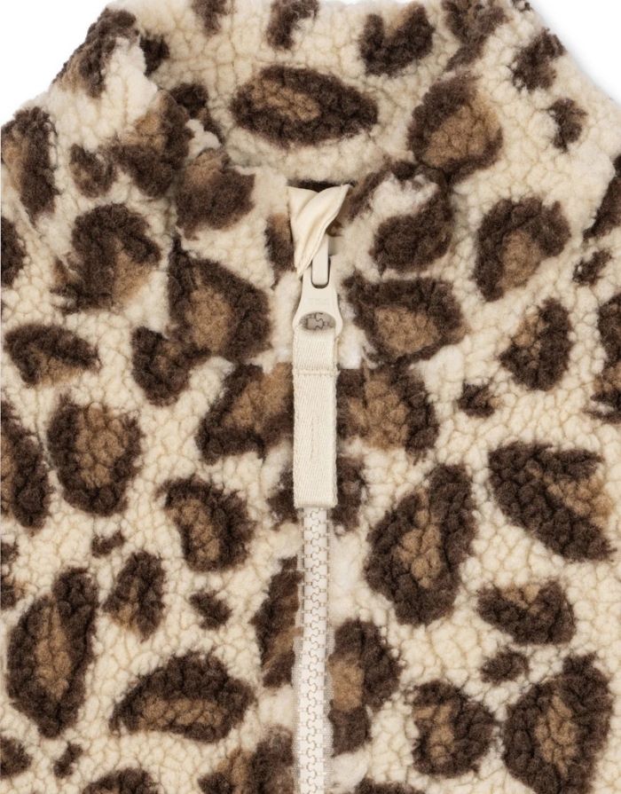 Konges Sløjd Teddyjacke Jody Leo aus recyceltem Polyester mit hohem Kragen und Reißverschluss.