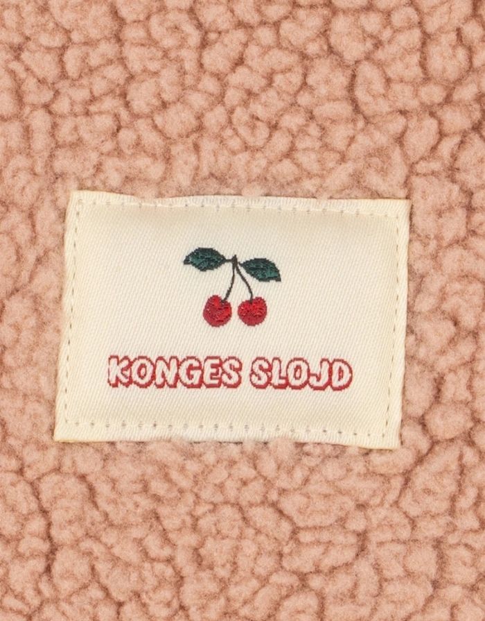 Teddyjacke Jody Ma Grande Cerise Blush in Rosa mit Kirschen von Konges Sløjd Logo im Detail