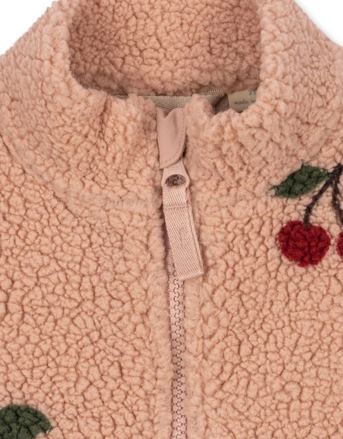 Teddyjacke Jody Ma Grande Cerise Blush in Rosa mit Kirschen von Konges Sløjd Kragen im Detail