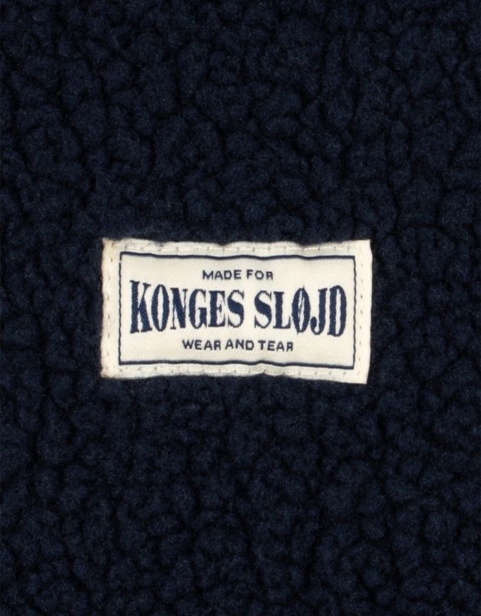 Teddyjacke Jody Solid in Dunkelblau von Konges Sløjd Logo im Detail