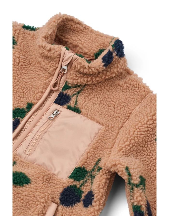 Nolan Teddyjacke von Liewood in Berry/Pale Tuscany aus kuscheligem Sherpa-Fleece mit Reißverschluss und Daumenloch – warm, weich und nachhaltig für Kinder
