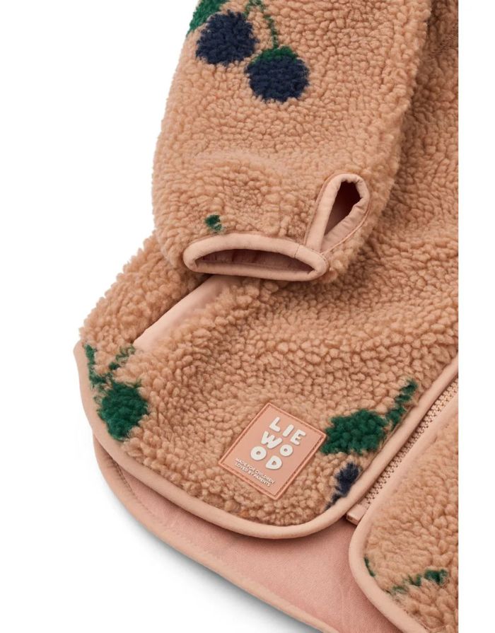 Nolan Teddyjacke von Liewood in Berry/Pale Tuscany aus kuscheligem Sherpa-Fleece mit Reißverschluss und Daumenloch – warm, weich und nachhaltig für Kinder