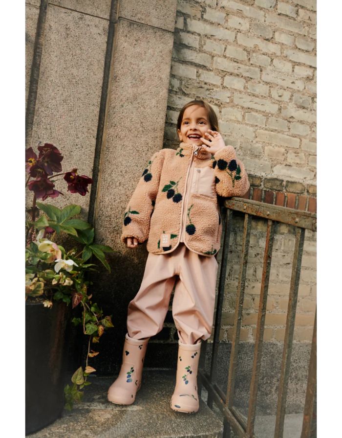 Nolan Teddyjacke von Liewood in Berry/Pale Tuscany aus kuscheligem Sherpa-Fleece mit Reißverschluss und Daumenloch – warm, weich und nachhaltig für Kinder