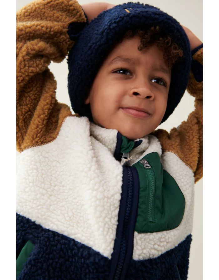 Teddyjacke Nolan von Liewood in Classic Navy Multi Mix – kuschelige Sherpa-Jacke aus recyceltem Polyester mit Reißverschluss, Daumenloch und Namensschild.