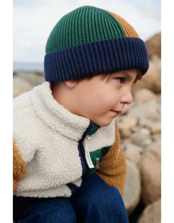 Teddyjacke Nolan von Liewood in Classic Navy Multi Mix – kuschelige Sherpa-Jacke aus recyceltem Polyester mit Reißverschluss, Daumenloch und Namensschild.