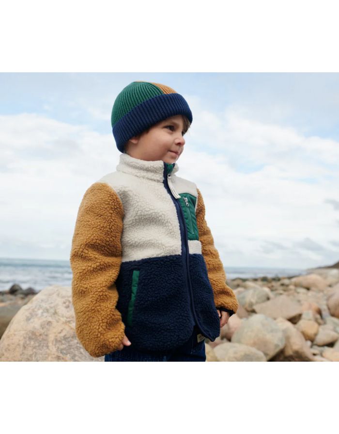 Teddyjacke Nolan von Liewood in Classic Navy Multi Mix – kuschelige Sherpa-Jacke aus recyceltem Polyester mit Reißverschluss, Daumenloch und Namensschild.