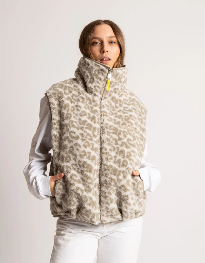 Teddy Fleece Weste in Mushroom von VIVI MARI, loose fit, flauschiges Innenmaterial, zwei Paspeltaschen, dezente Leo-Details, nachhaltig aus 100 % recyceltem Polyester.