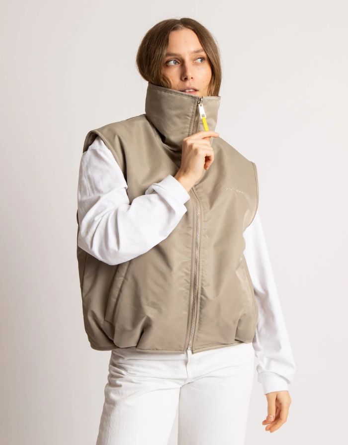 Teddy Fleece Weste in Mushroom von VIVI MARI, loose fit, flauschiges Innenmaterial, zwei Paspeltaschen, dezente Leo-Details, nachhaltig aus 100 % recyceltem Polyester.