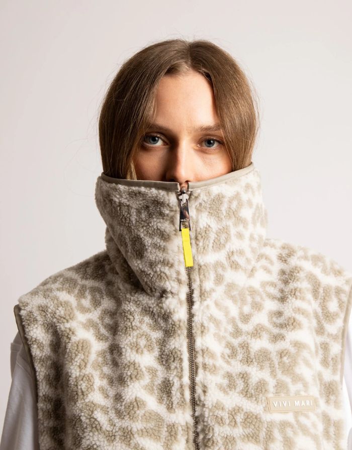 Teddy Fleece Weste in Mushroom von VIVI MARI, loose fit, flauschiges Innenmaterial, zwei Paspeltaschen, dezente Leo-Details, nachhaltig aus 100 % recyceltem Polyester.