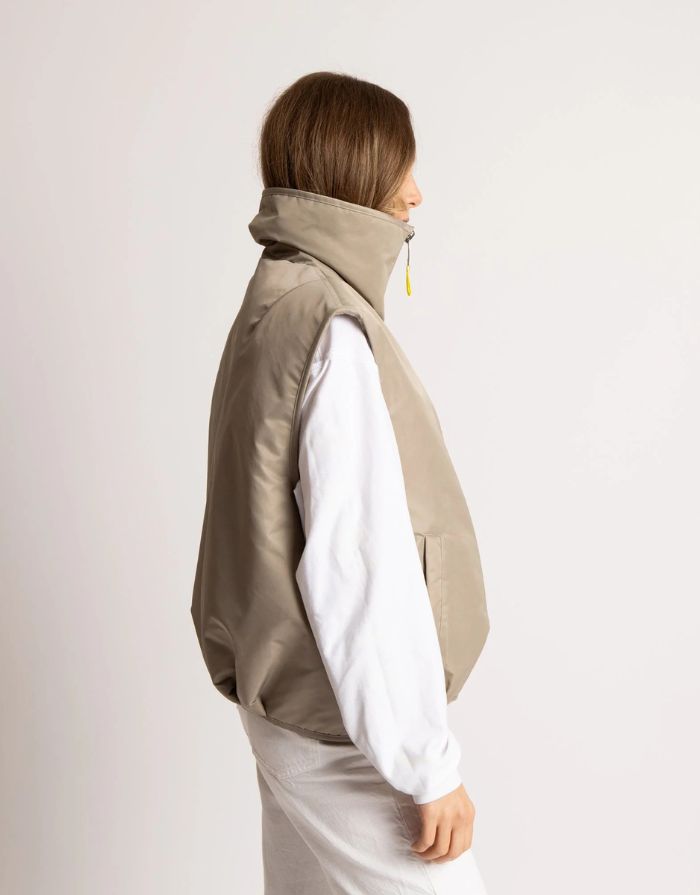 Teddy Fleece Weste in Mushroom von VIVI MARI, loose fit, flauschiges Innenmaterial, zwei Paspeltaschen, dezente Leo-Details, nachhaltig aus 100 % recyceltem Polyester.