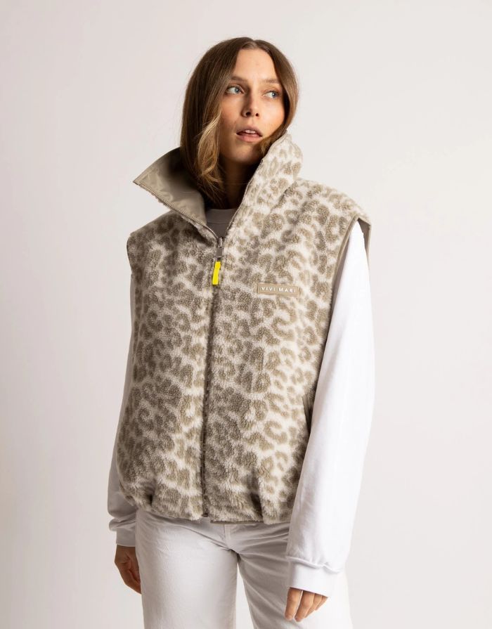 Teddy Fleece Weste in Mushroom von VIVI MARI, loose fit, flauschiges Innenmaterial, zwei Paspeltaschen, dezente Leo-Details, nachhaltig aus 100 % recyceltem Polyester.