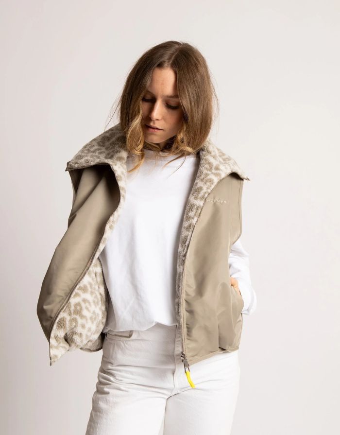 Teddy Fleece Weste in Mushroom von VIVI MARI, loose fit, flauschiges Innenmaterial, zwei Paspeltaschen, dezente Leo-Details, nachhaltig aus 100 % recyceltem Polyester.