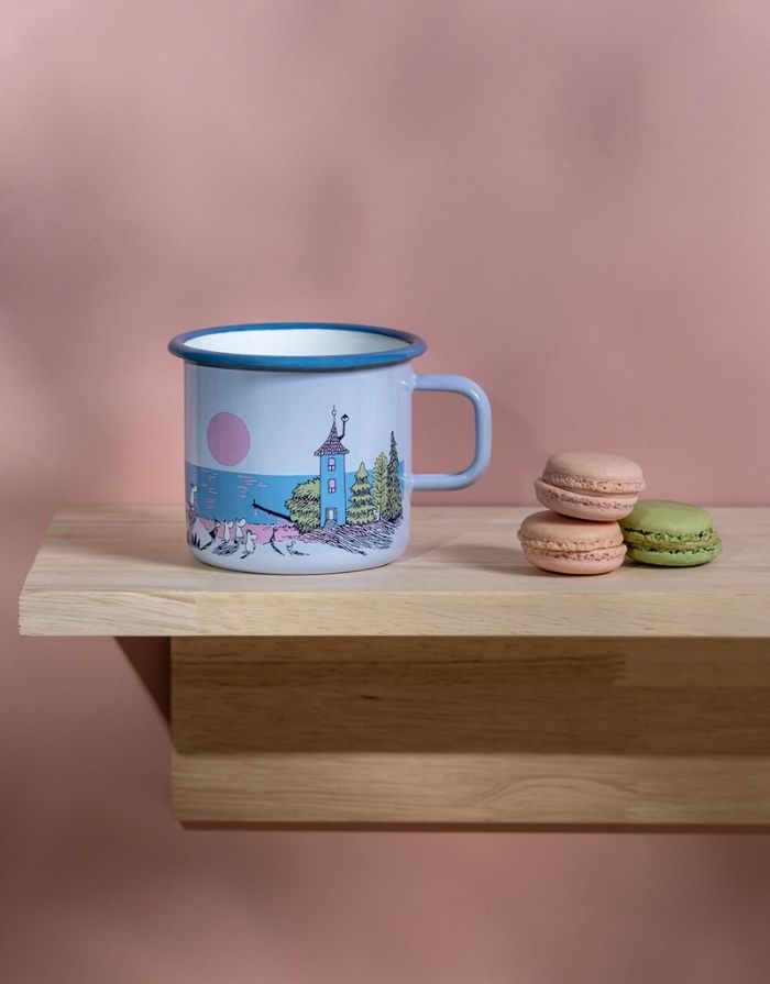 Muurla Moomin Emaille Becher Sunset mit Pastellillustration aus dem Desert-Island-Comic, 5,5 dl, robuster Outdoor-Becher aus Emaille